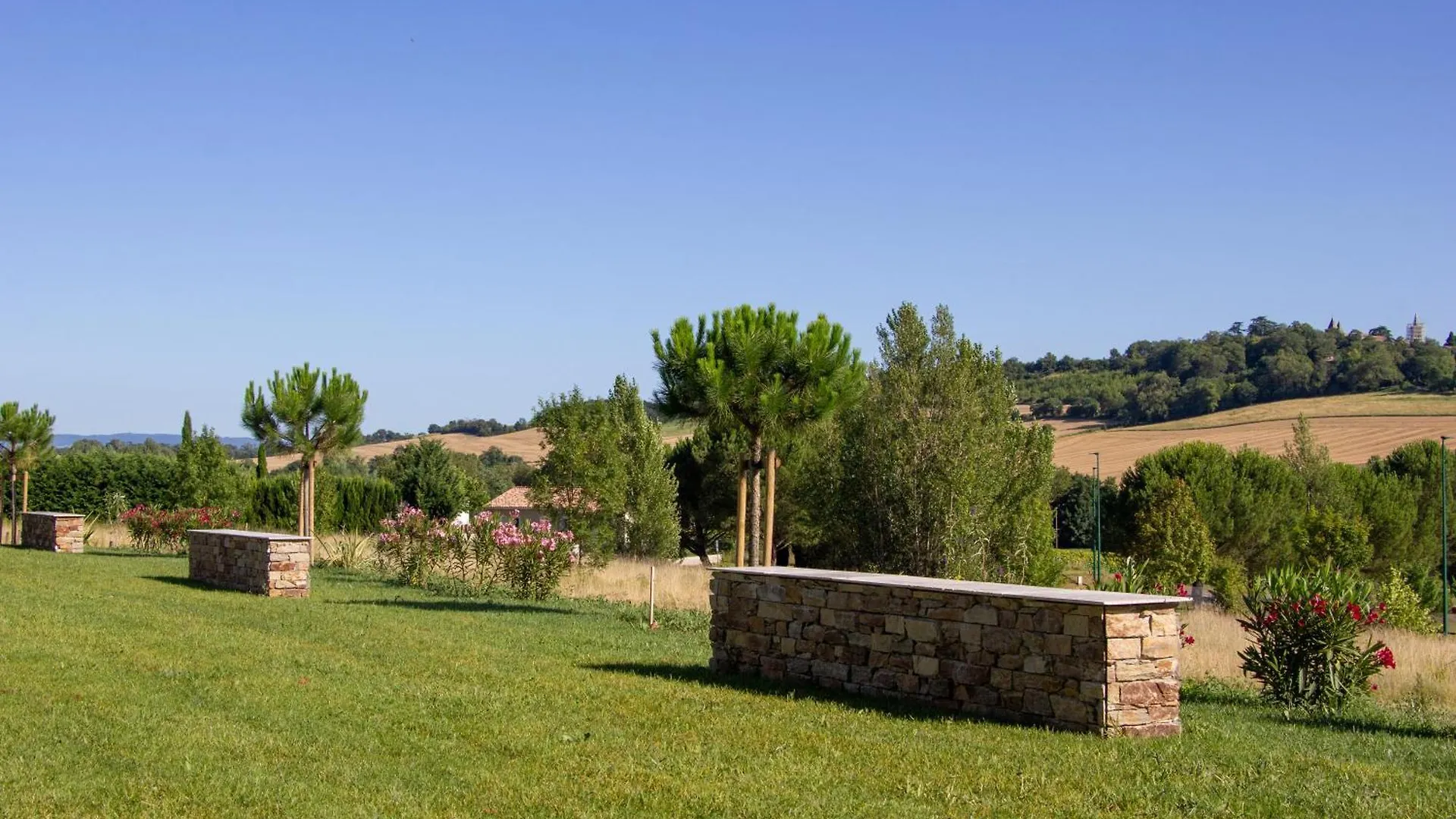 Logis Hotel Et Restaurant La Bombardiere Cuq-Toulza