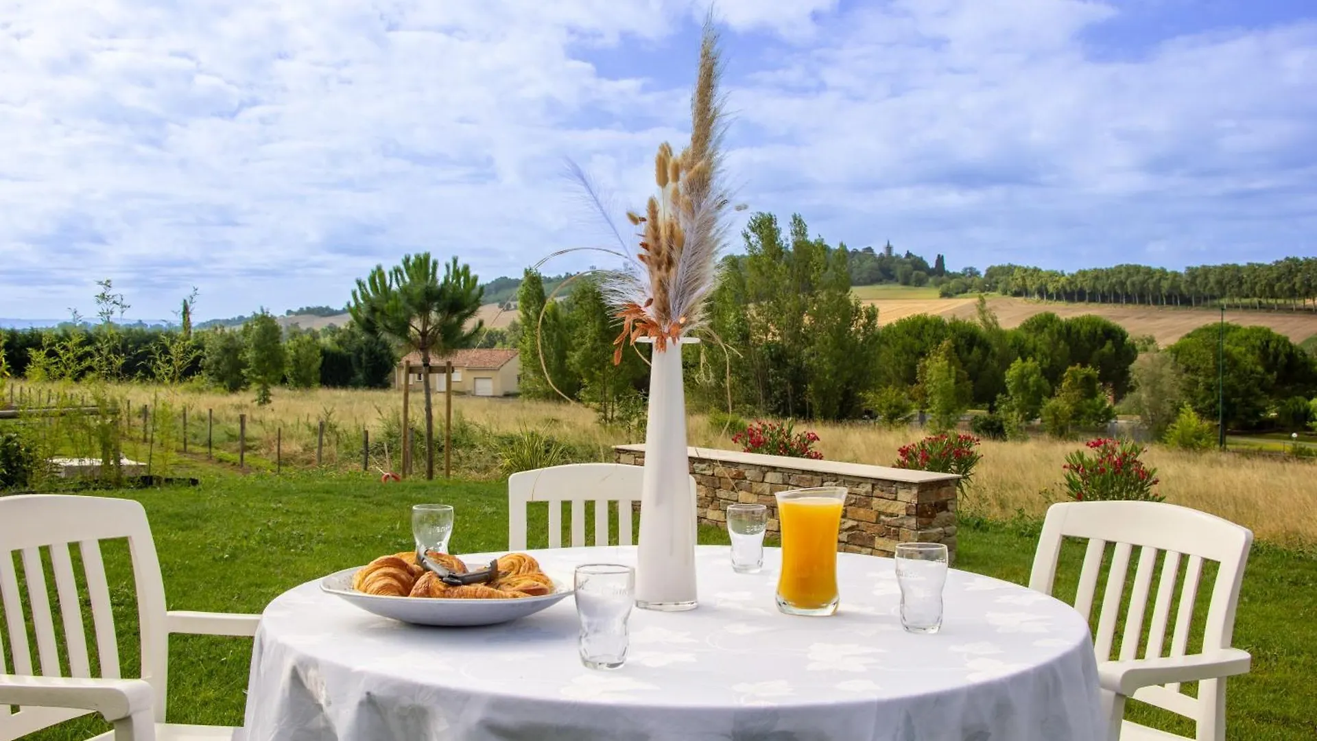 Logis Hotel Et Restaurant La Bombardiere Cuq-Toulza